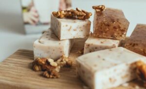 Un savon naturel maison à la noix