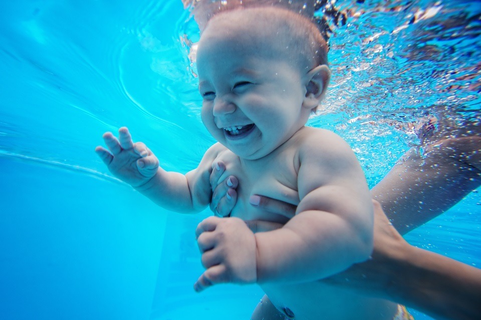 Les bienfaits d’amener votre bébé à la piscine