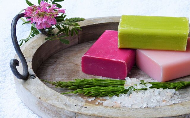 Soin peau sensible : comment la nettoyer efficacement ?