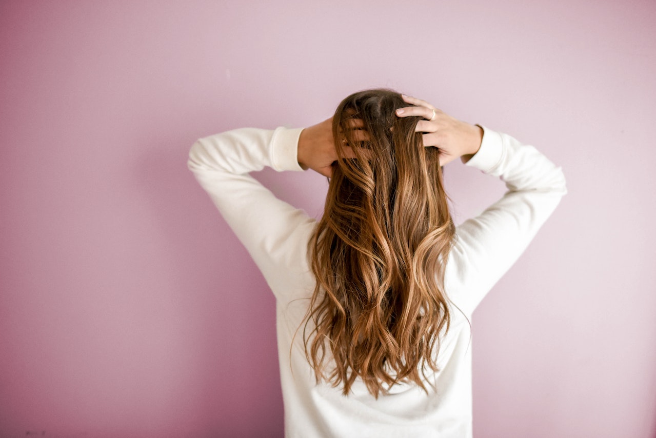 Prendre soin de ses cheveux secs : que faut-il savoir ?